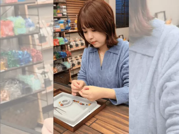 【４】専用のゴムをデザイン通りにパワーストーンやオプションパーツに通していきます！